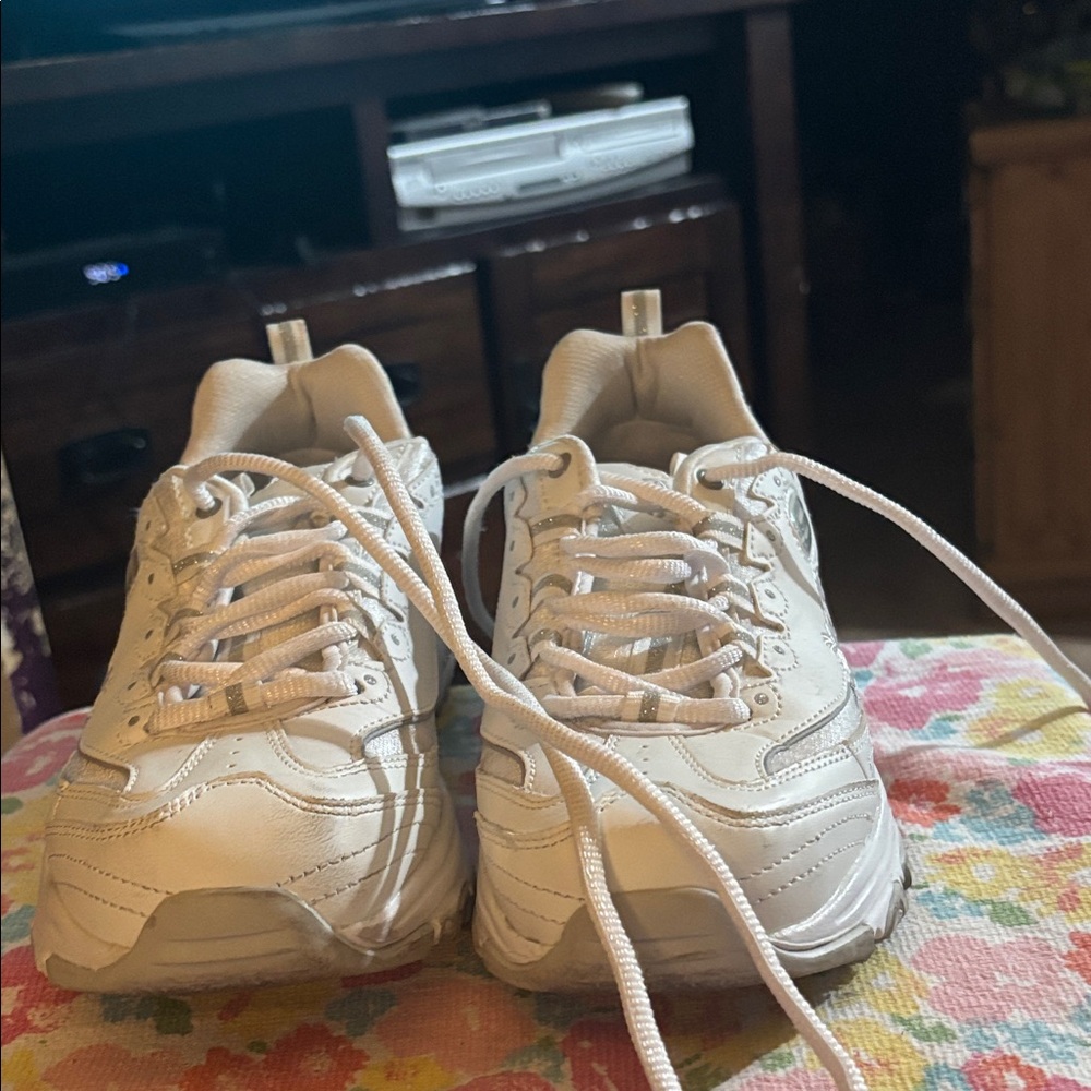 Skechers air cools tennis shoes